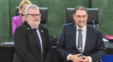 Insignia de honor para el Decano del COBCM